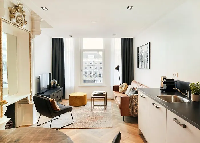 Damrak Short Stay Amsterdam